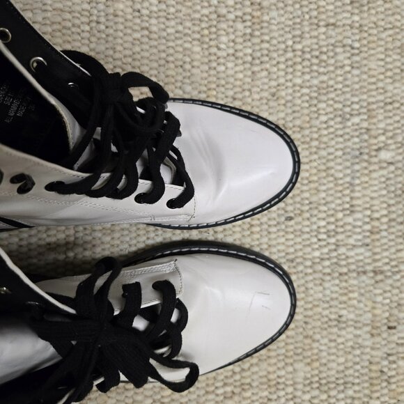 STYLISH WHITE DOC MARTIN STYLE BOOTS BY STEVE MADDEN. SIZE 11US ZIPPERED - Picture 6 of 8